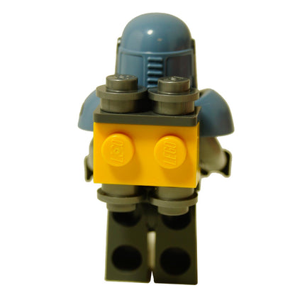 Vista trasera del minifigura de LEGO Paz Vizsla mostrando el prominente accesorio de jetpack gris y amarillo adjunto a su armadura.