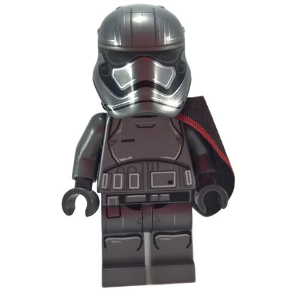 Minifigura de LEGO Star Wars Captain Phasma mostrada de frente. La figura lleva su característico casco cromado, armadura en gris oscuro perlado y una capa negra y roja.