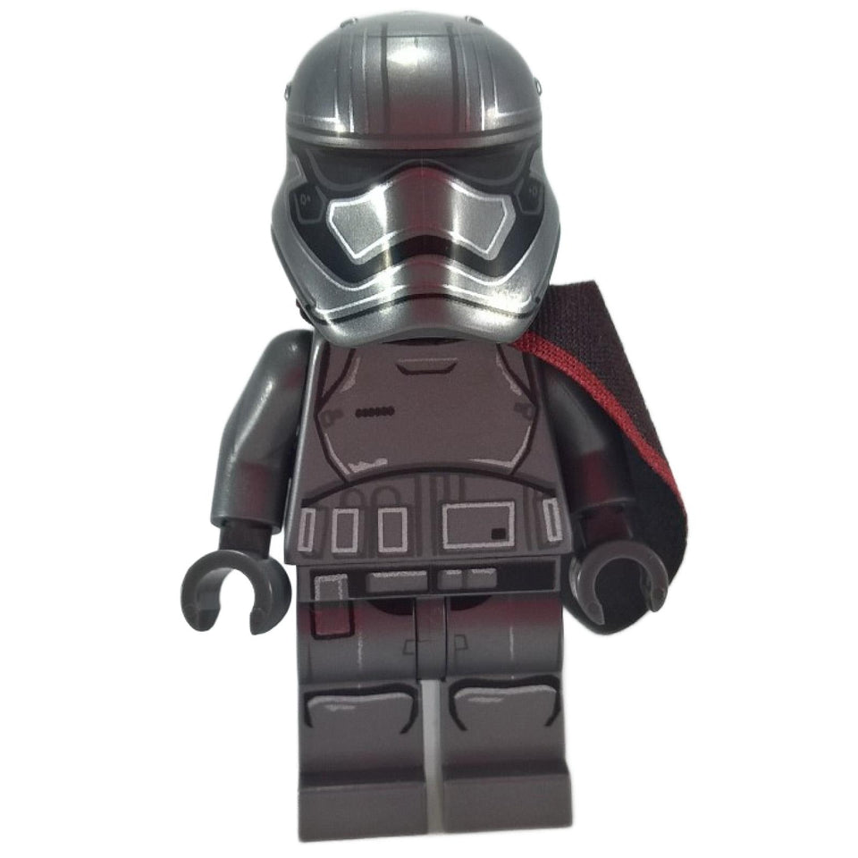 Minifigura de LEGO Star Wars Captain Phasma mostrada de frente. La figura lleva su característico casco cromado, armadura en gris oscuro perlado y una capa negra y roja.