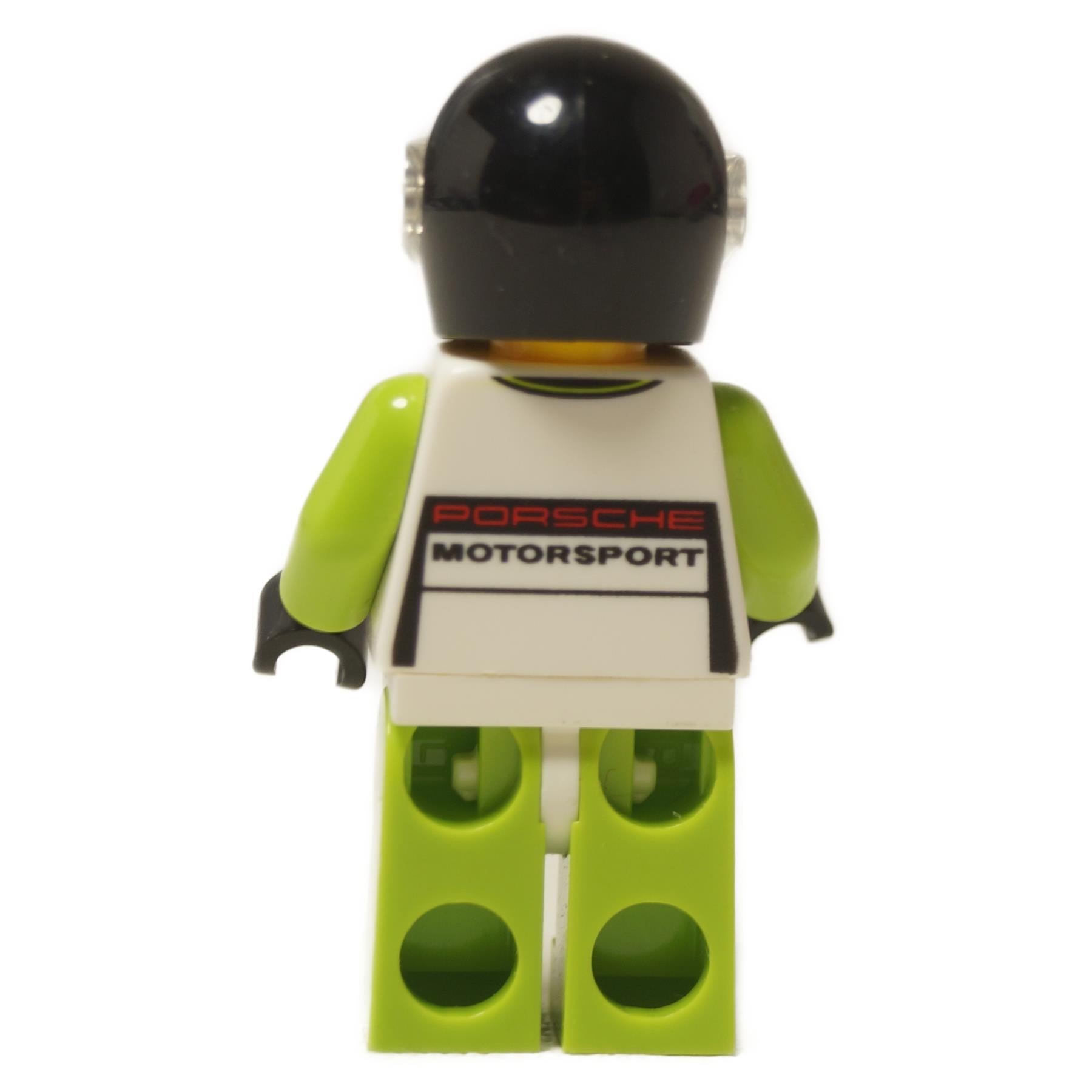 Vista trasera de la minifigura del piloto LEGO Porsche mostrando "PORSCHE MOTORSPORT" impreso en la parte trasera del traje de carreras blanco.