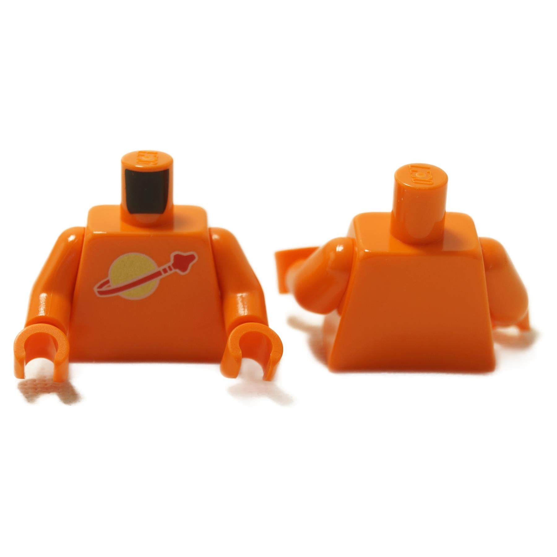 Klassisen avaruuden minihahmon vartalo oranssina, jossa on kuu-logo ja oranssit kädet, näkyy edestä ja takaa
