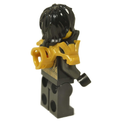 LEGO® NINJAGO Cole minihahmo mustilla hiuksilla ja kultaisella lohikäärme panssarilla – kulmasta takanäkymä