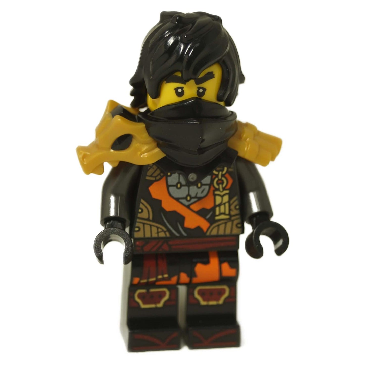 LEGO® NINJAGO Cole minihahmo, joka on pukeutunut hihattomaan tunikaan, jossa on vyö ja amuletti, musta huivi ja lohikäärme olkapanssari – etunäkymä