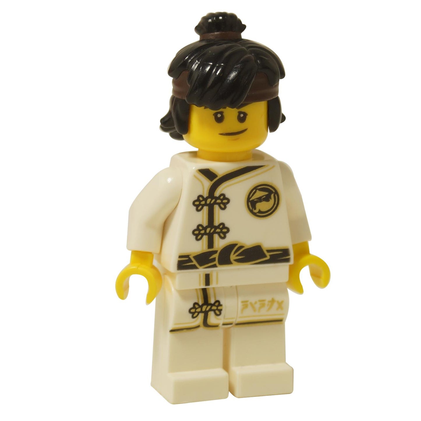 LEGO Ninjago Cole minifigurka (njo0345) v bílém Wu-Cru tréninkovém gi s černými a zlatými detaily, s černým drdolem a hnědou čelenkou.
