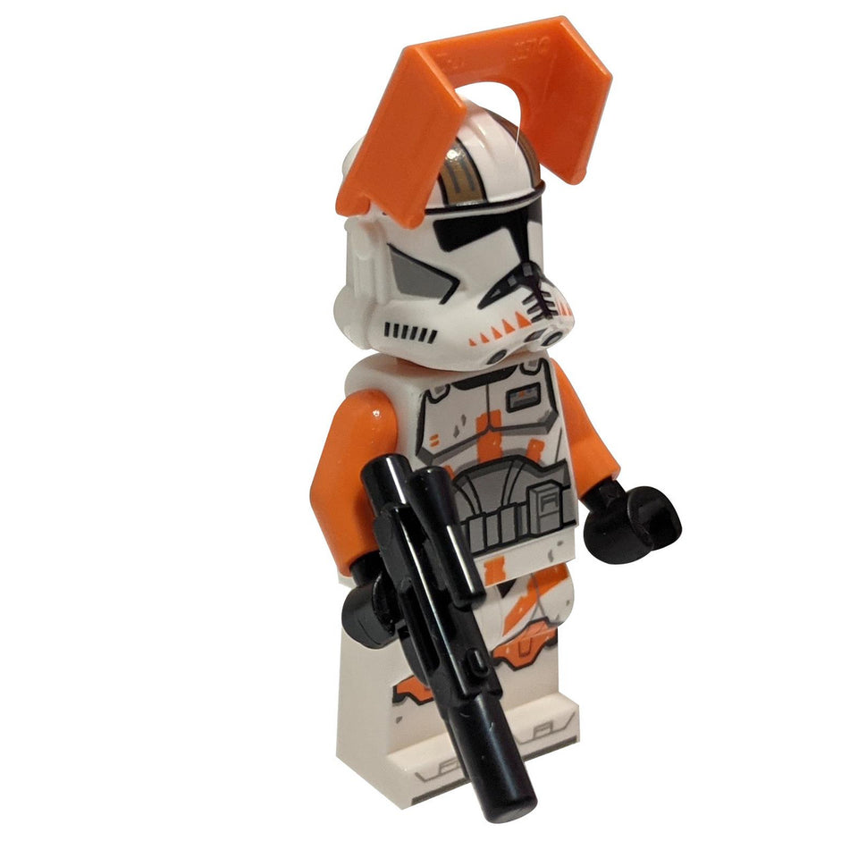 LEGO Minifigura Comandante Cody con piernas impresas y visor naranja del set 75337, sosteniendo un bláster - sw1233wpnew