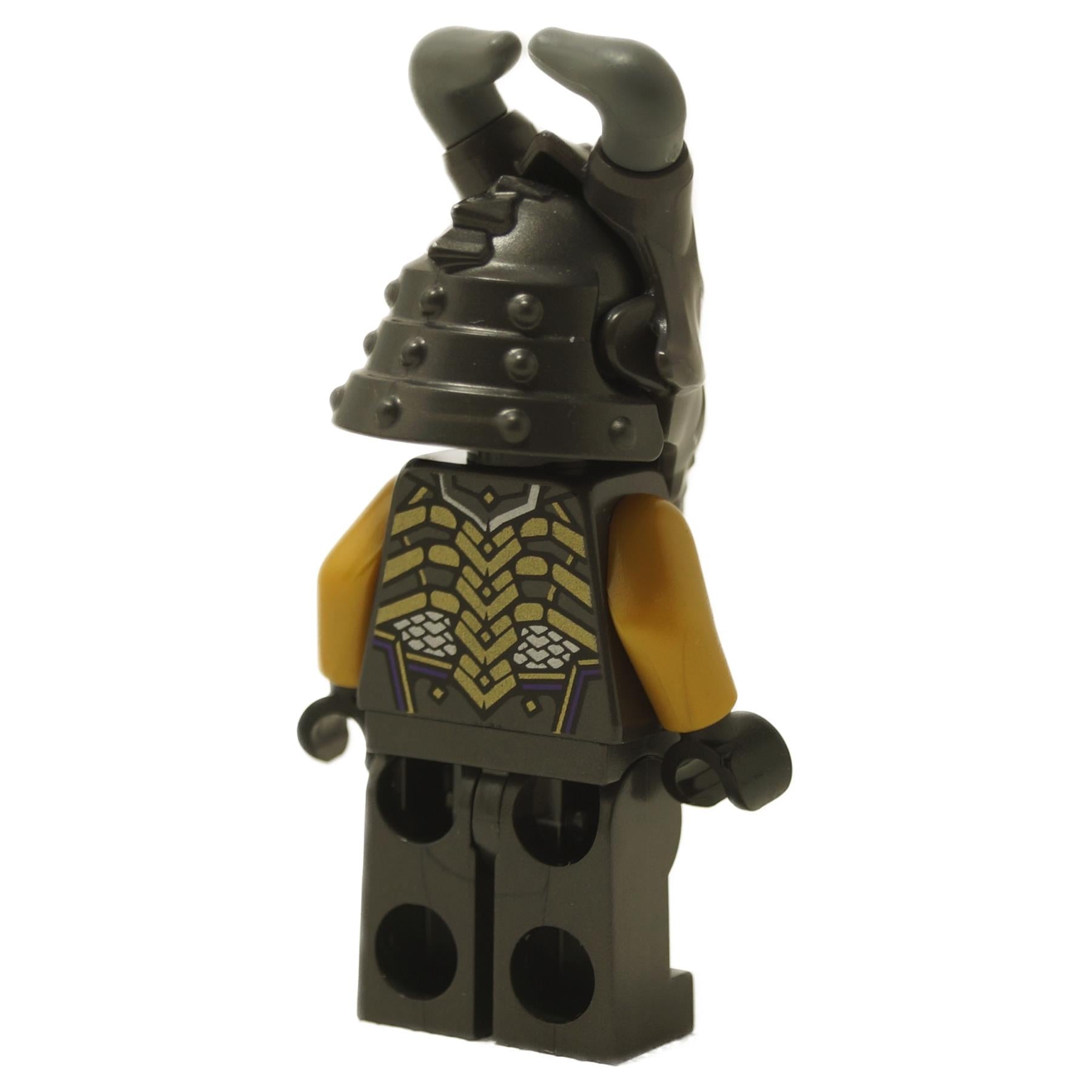 Vista lateral/trasera del minifigura LEGO Crystal King mostrando la impresión en la parte trasera de la armadura gris oscuro y brazos de color mostaza.