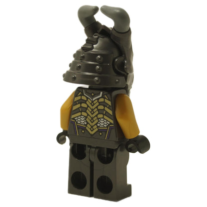 Vista lateral/trasera del minifigura LEGO Crystal King mostrando la impresión en la parte trasera de la armadura gris oscuro y brazos de color mostaza.