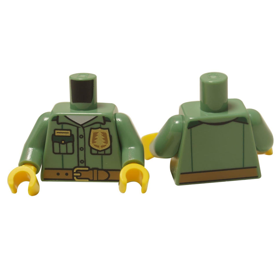 Torso de Guardabosques LEGO® (973pb5011c01) en verde arena, mostrando el frente del uniforme con una insignia de logo de árbol y la parte trasera lisa.