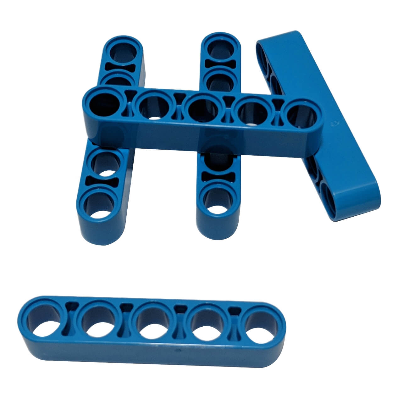 Unas pocas piezas de LEGO Technic 1x5 Thick Liftarm (32316) en azul oscuro dispuestas de manera suelta.