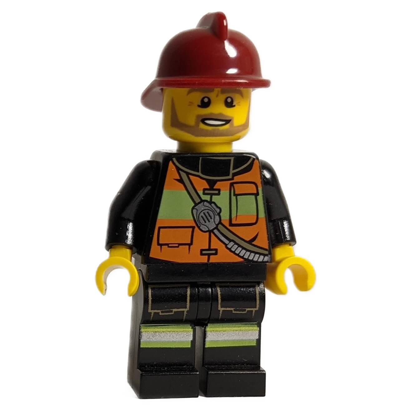 Palomiesminifiguuri tummanpunaisella kypärällä, oranssilla heijastavalla takilla, mustilla jaloilla ja ruskealla parralla

