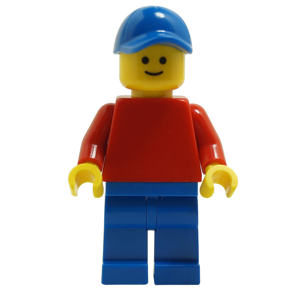 Figura clásica sonriente con camisa roja 