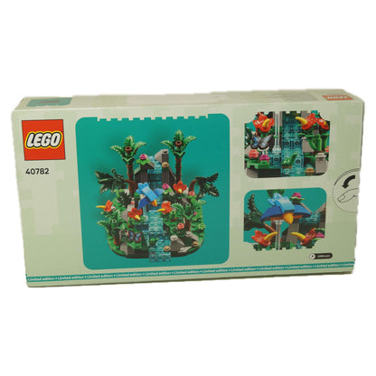LEGO® Trópusi Esőerdő Dioráma 40767 sűrű dzsungelnövényekkel, vadon élő állatok részleteivel és élénk lombozattal a kiállításhoz vagy MOC-okhoz. Hátsó nézet.
