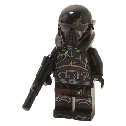 Minifigura de Death Trooper con armadura negra y detalles verdes, sosteniendo un rifle bláster, vista frontal
