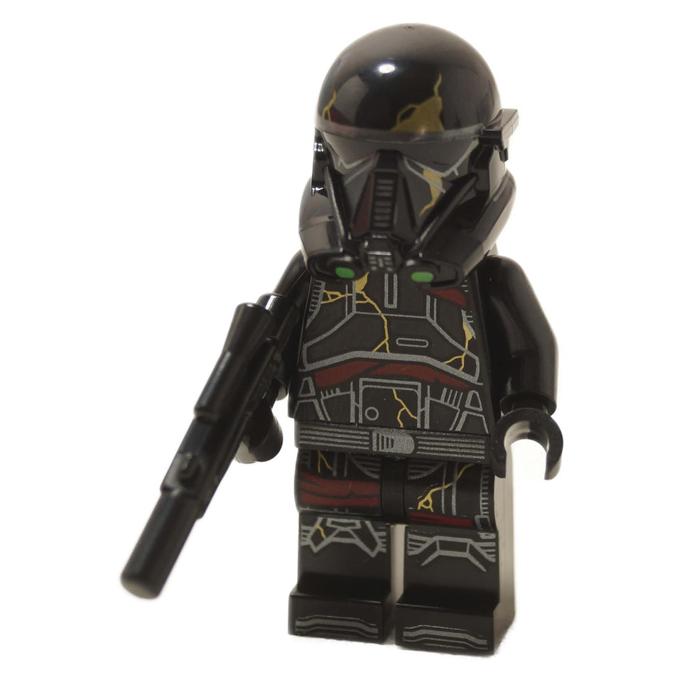 Minifigura de Death Trooper con armadura negra y detalles verdes, sosteniendo un rifle bláster, vista frontal
