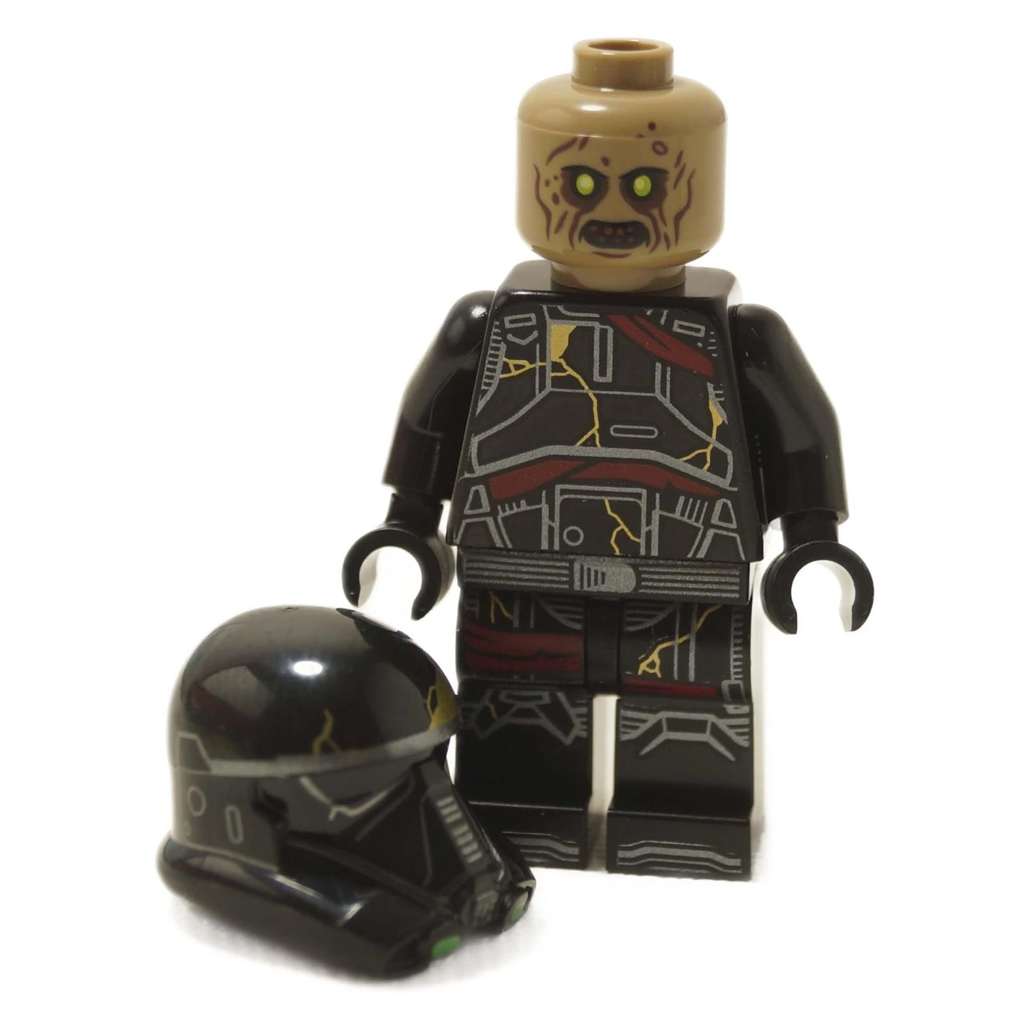 Minifigura de Death Trooper con el casco quitado, mostrando el rostro dañado y la armadura negra, vista frontal
