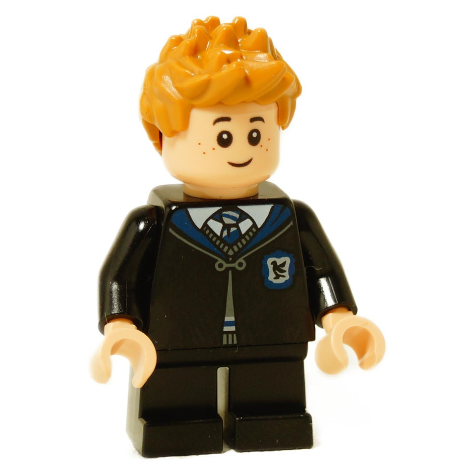 Vista frontal del minifigura LEGO Terry Boot (hp486) con cabello naranja brillante y una túnica de Ravenclaw sonriente.