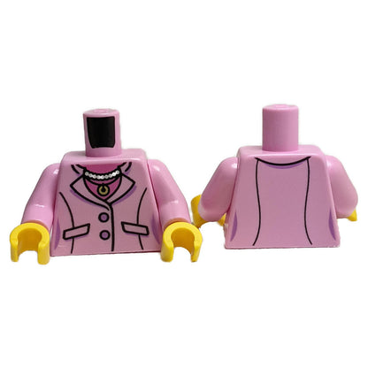 ピンクのジャケットとネックレスのパターンの胴体 