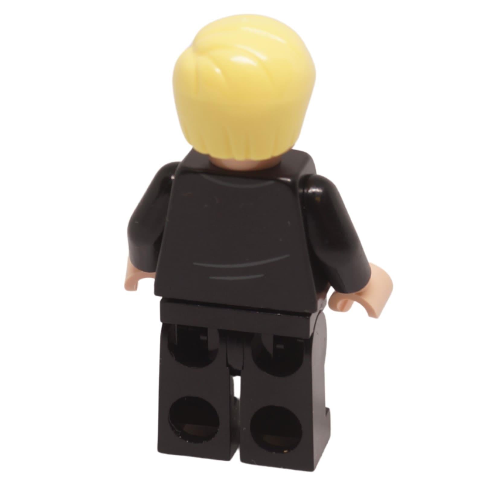 Vista posterior de la minifigura de Draco Malfoy con cabello rubio y traje negro
