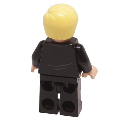 Vista posterior de la minifigura de Draco Malfoy con cabello rubio y traje negro
