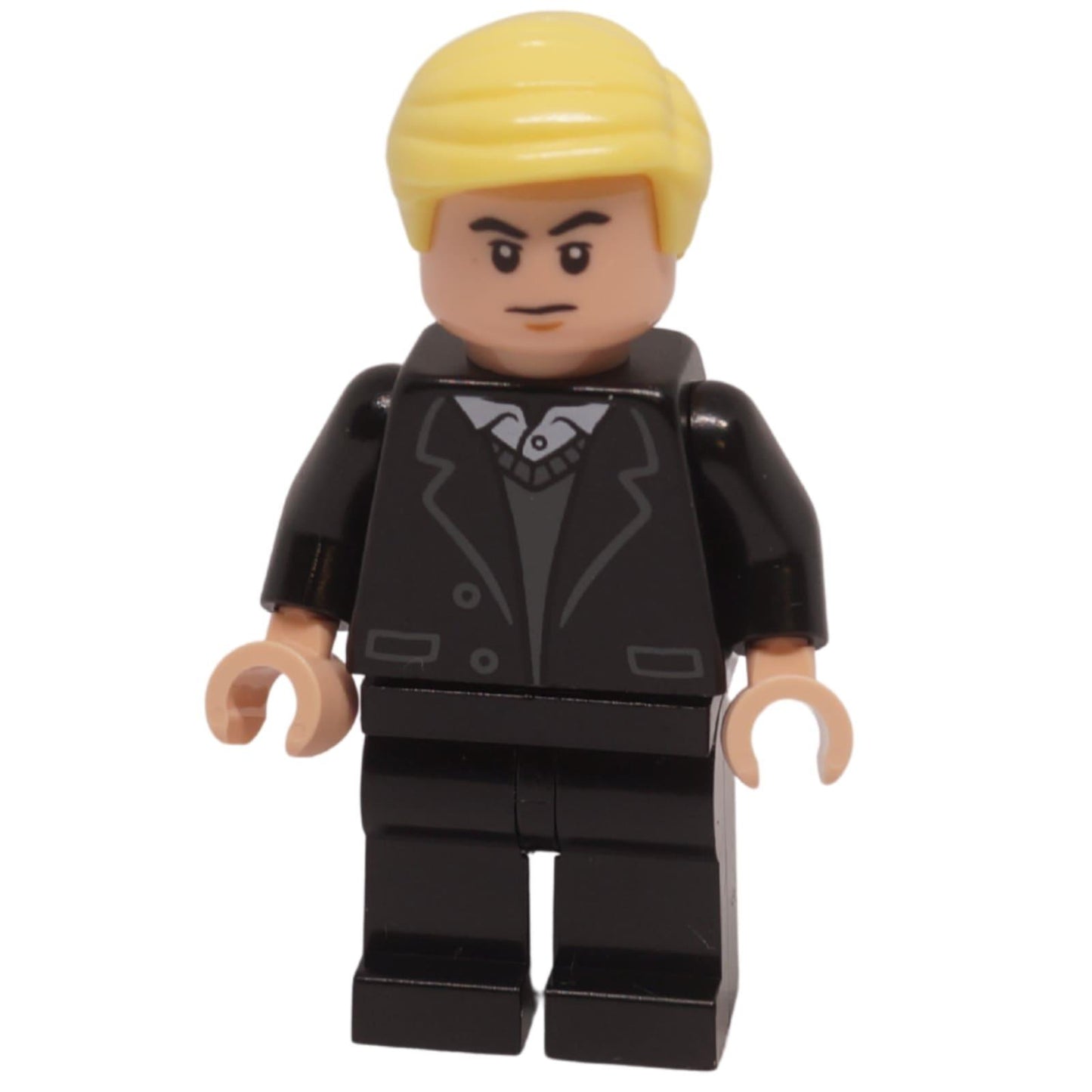 Vista frontal de la minifigura de Draco Malfoy con cabello rubio, traje negro y suéter gris
