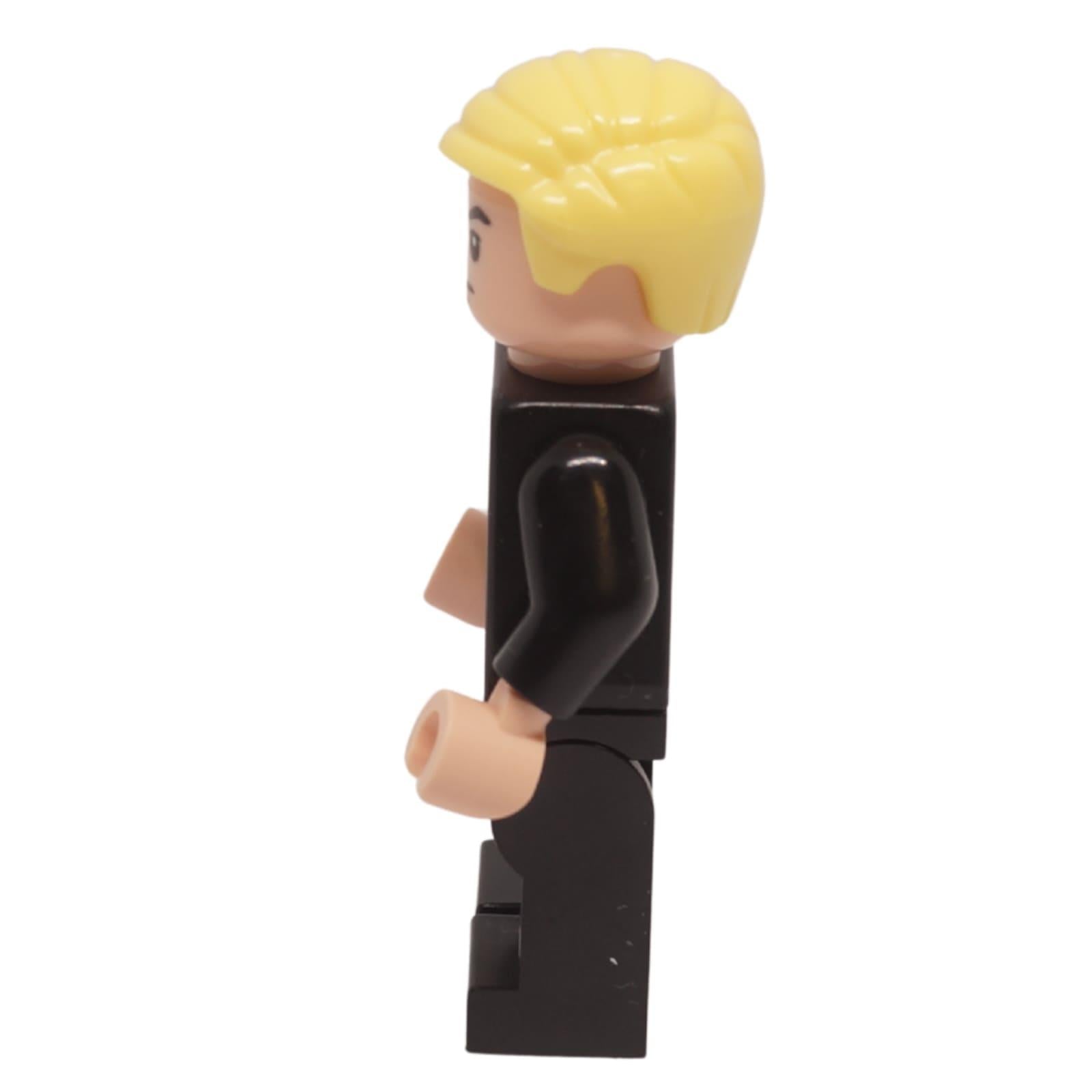 Vista lateral de la minifigura de Draco Malfoy con cabello rubio y traje negro.
