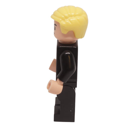 Vista lateral de la minifigura de Draco Malfoy con cabello rubio y traje negro.

