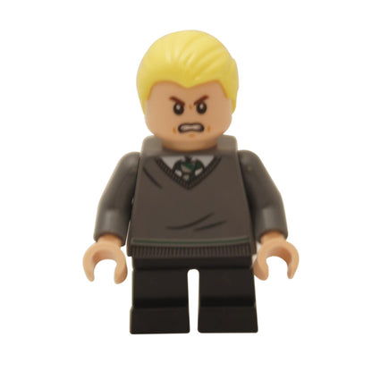  Minifigura de LEGO Harry Potter Draco Malfoy mostrada de frente. Lleva su suéter escolar de Slytherin gris oscuro y tiene una expresión clásica de enojo.
