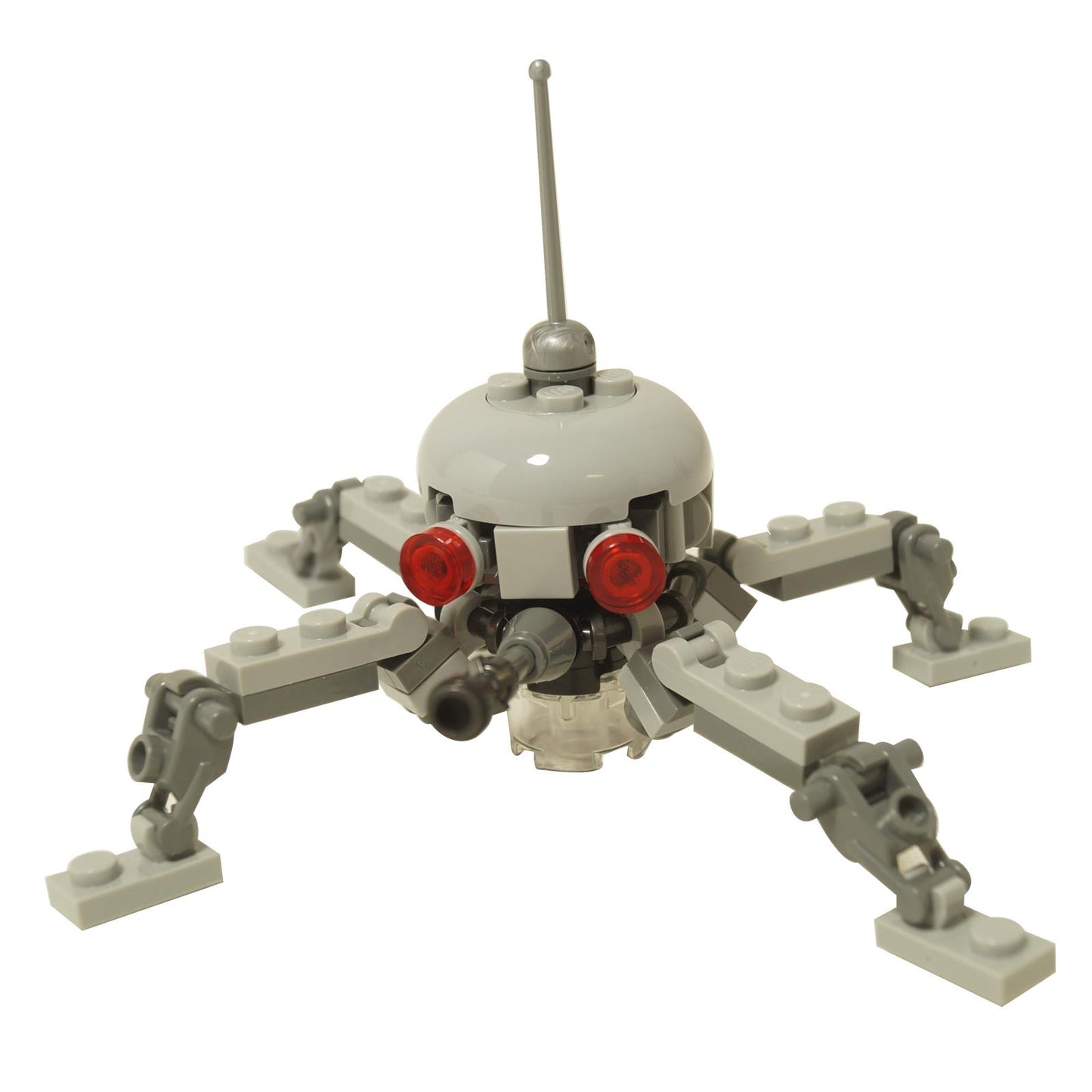 En LEGO® Star Wars™ Dwarf Spider Droid, främst ljusblågrå med en rund kupolformad kropp, åtta rörliga ben, röda ögon, en central kanon gjord av ett ljussabelfäste, och en antenn på toppen, mot en vit bakgrund.