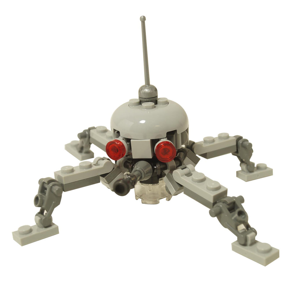 Un LEGO® Droid Araña Enana de Star Wars™, principalmente en gris claro azulado con un cuerpo de cúpula redondeada, ocho patas articuladas, ojos rojos, un cañón central hecho de un mango de sable de luz, y una antena en la parte superior, sobre un fondo blanco.