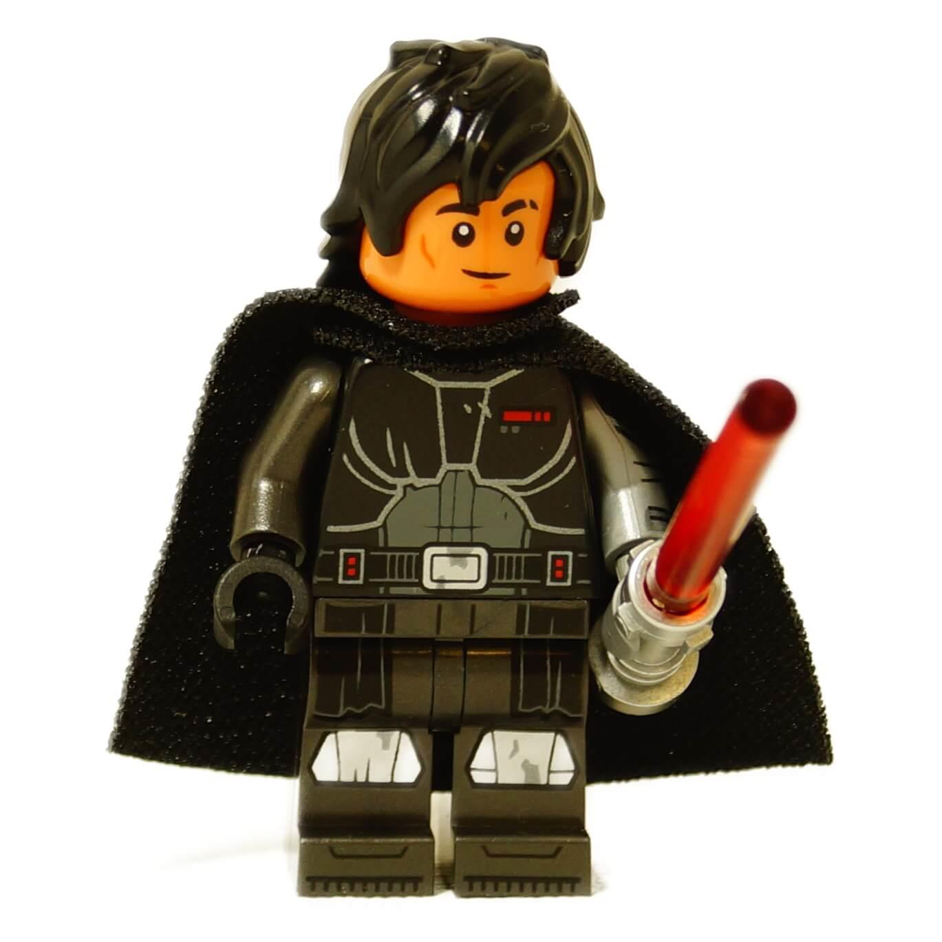 LEGO® Minifigura di Star Wars Darth Dev™ (sw1366) che tiene un lightsaber rosso, indossando un'armatura nera, stampa della cintura grigia e un mantello di tessuto nero.