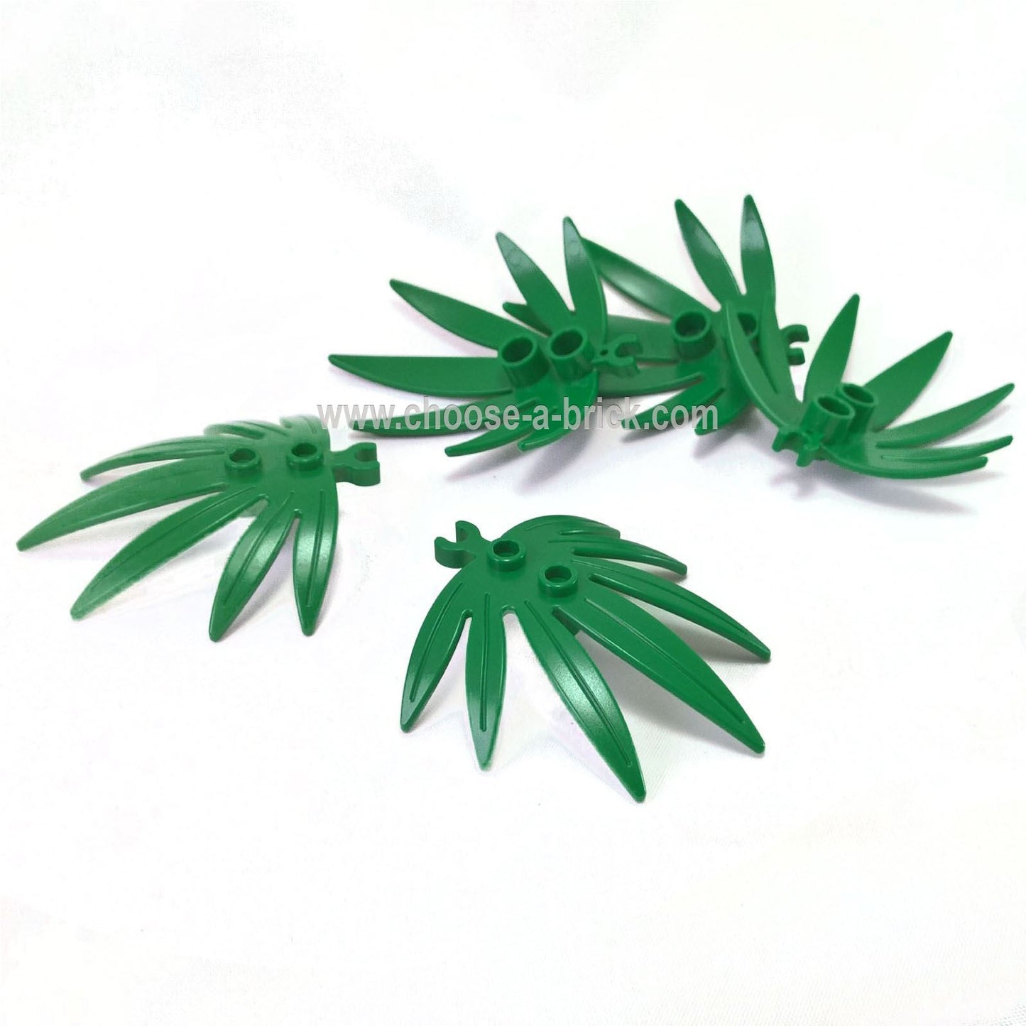 Verde LEGO® piezas de hojas de planta 6x5 Swordleaf con clip (10884) sobre un fondo blanco.  