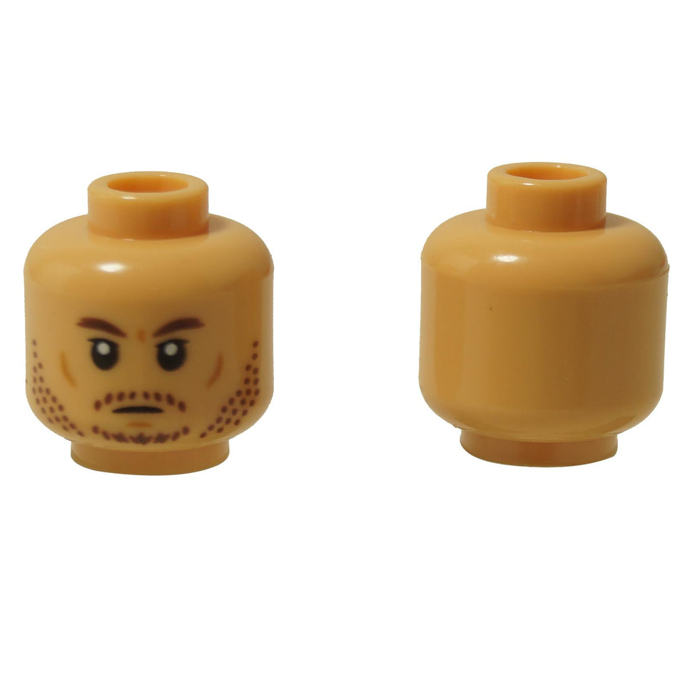 Una cabeza de nougat mediana LEGO® (3626pb3052) con barba de stubble impresa, cejas marrón oscuro y una expresión seria y determinada.