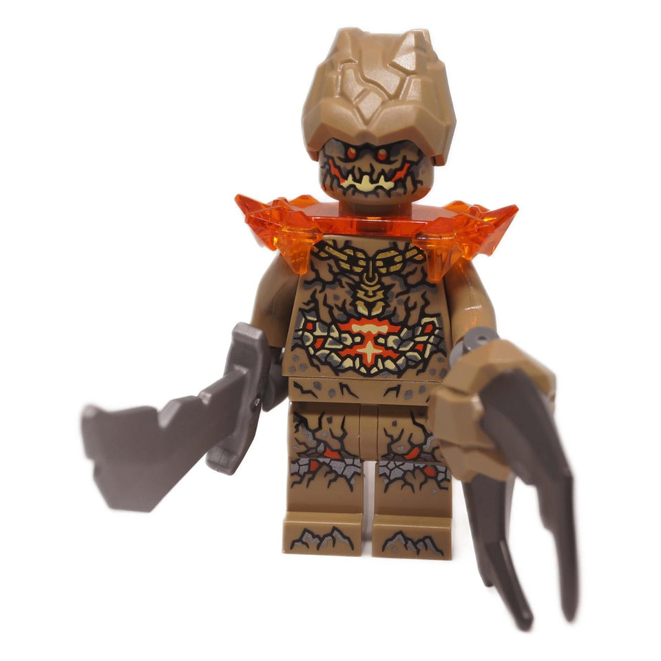 LEGO® Minifigura NINJAGO® Monstruo de Tierra vista frontal con arma de garra Dragons Rising S4