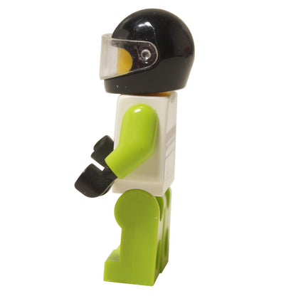 Vista lateral de la minifigura del piloto LEGO Porsche mostrando el casco negro con visera y brazos de un brillante color verde lima.