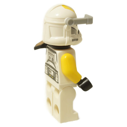 Minifigura LEGO 327th Star Corps Clone Specialist con visor, bláster de largo alcance, hombrera de foil y kama impreso. Vista lateral.