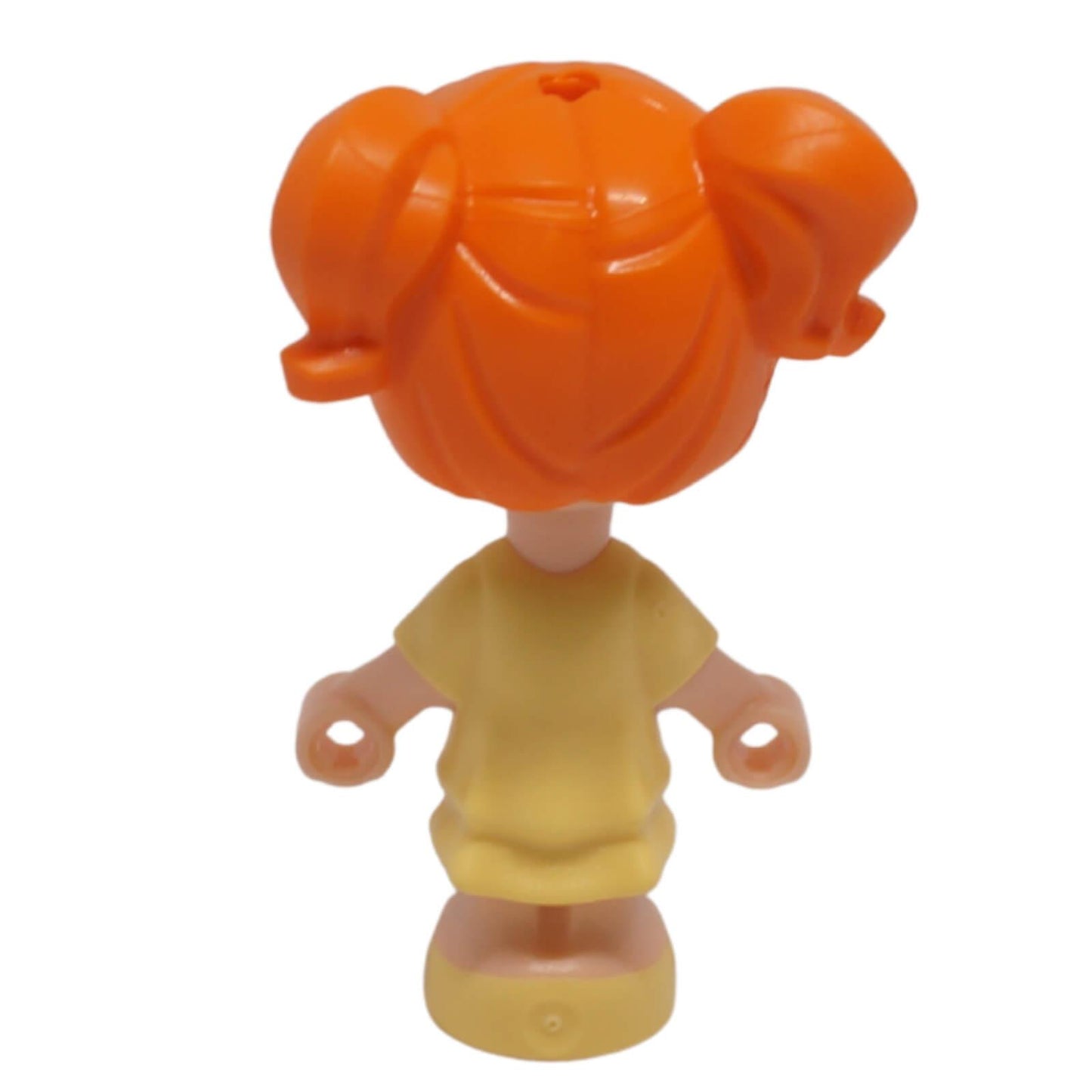 Vista posterior de la micromuñeca Ella con coletas naranjas y vestido amarillo brillante
