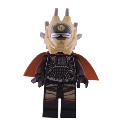 LEGO® Minifigura de Star Wars Enfys Nest (sw0940) vista frontal con armadura detallada, casco beige y capa marrón.