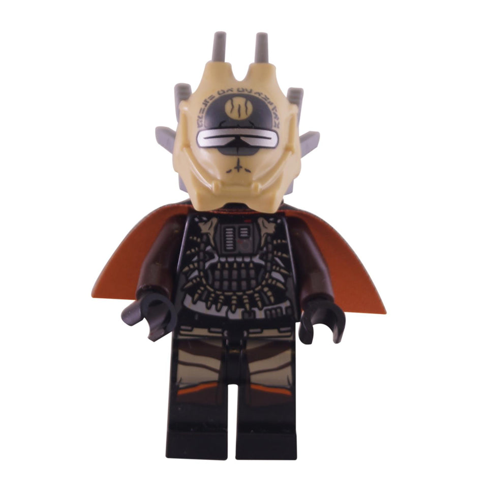 LEGO® Minifigura de Star Wars Enfys Nest (sw0940) vista frontal con armadura detallada, casco beige y capa marrón.