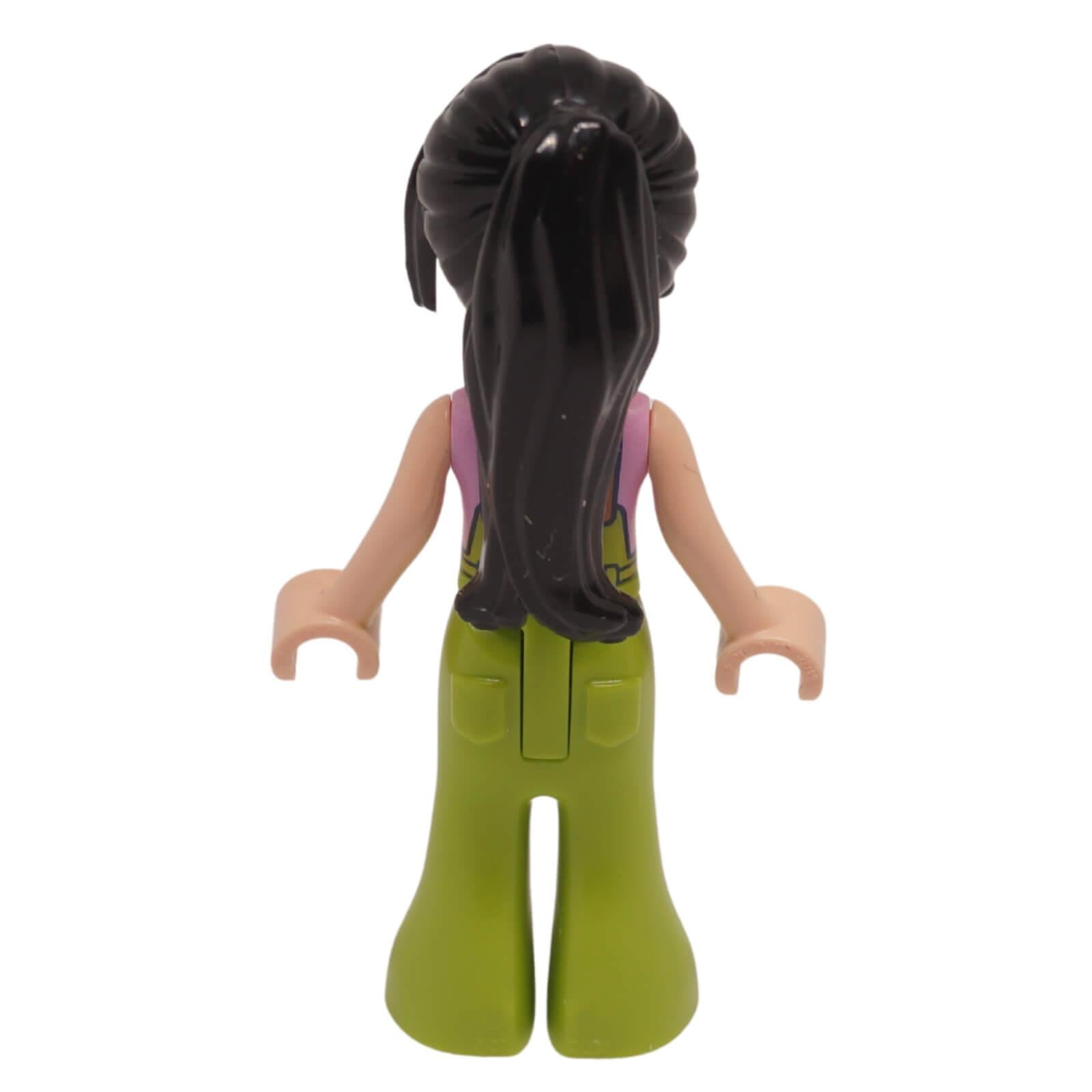 Vista posterior de la mini muñeca de Esma Friends con una larga cola de caballo oscura y un mono verde
