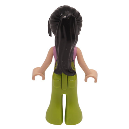 Vista posterior de la mini muñeca de Esma Friends con una larga cola de caballo oscura y un mono verde
