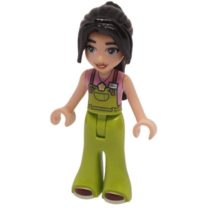 Vista frontal de la minimuñeca de Esma Friends con cola de caballo larga y oscura, camisa rosa y mono verde
