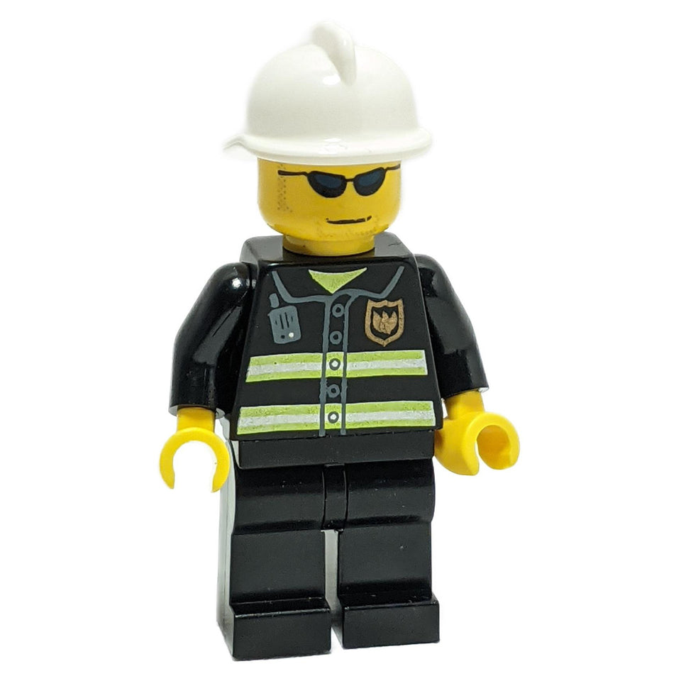 Bombero con casco blanco y gafas de sol azul oscuro 