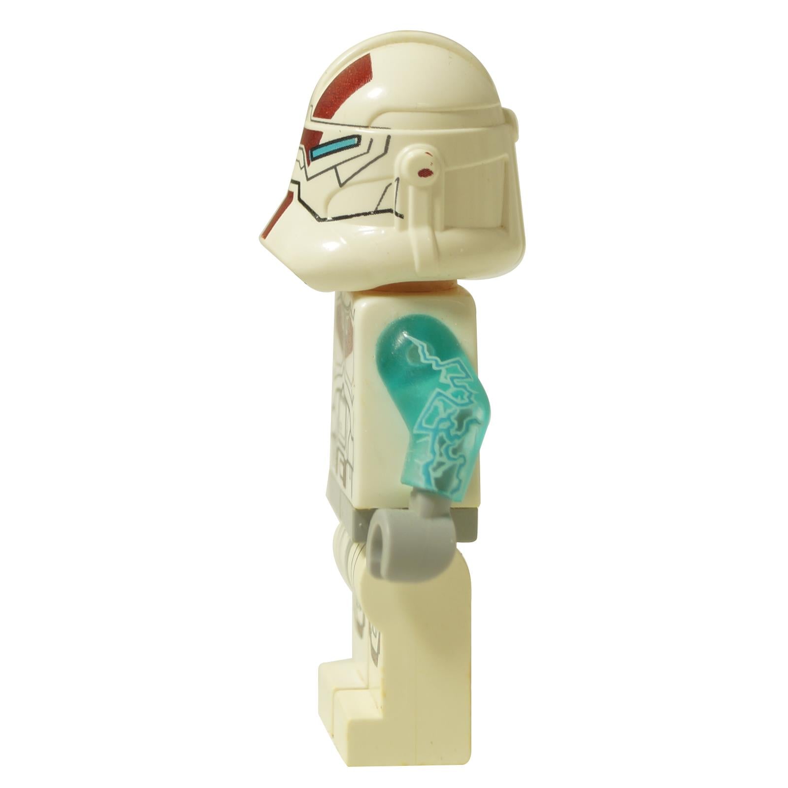 LEGO® Star Wars Jek-14 minifigura (sw0475) átlátszó kék mechanikus karjával és sisak részleteivel, oldalnézetből.