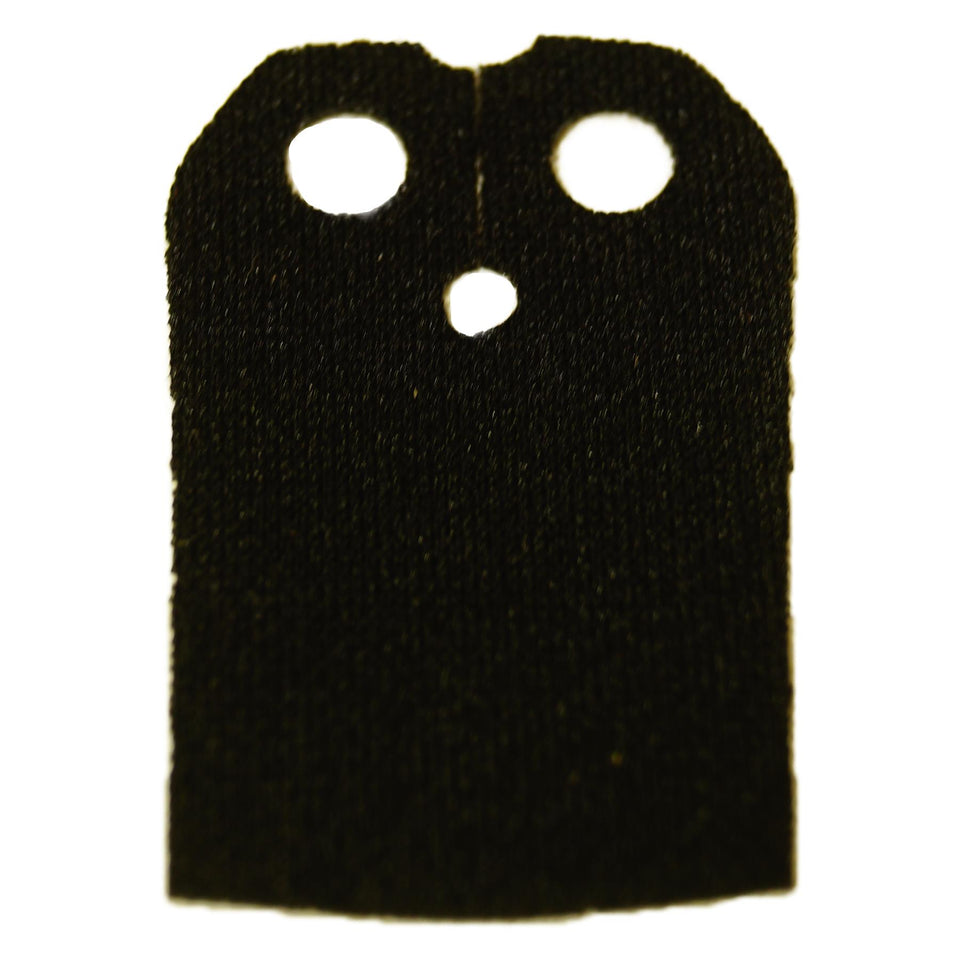 Primer plano de una capa de tela LEGO negra lisa y texturizada (65384) con agujeros para el sistema de sujeción al cuello.
