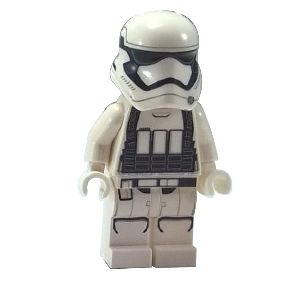 Minifigura de LEGO Star Wars Stormtrooper de Asalto Pesado de la Primera Orden mostrada desde el frente. La figura lleva un chaleco táctico negro detallado sobre su armadura blanca.