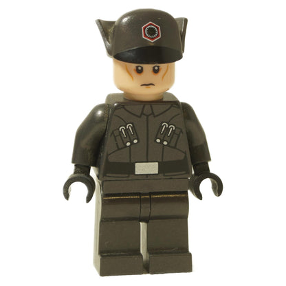  Minifigura de oficial de la Primera Orden de LEGO Star Wars mostrada de frente. La figura lleva un uniforme gris oscuro y una gorra de oficial de la Primera Orden con insignia.