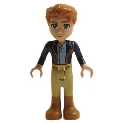 Fiyero Mini-Puppe (wck010) in dunkelblauer Jacke mit orangefarbenen Akzenten, hellblauem Hemd und beigen Beinen — Willkommen in der Smaragdstadt 75684.
