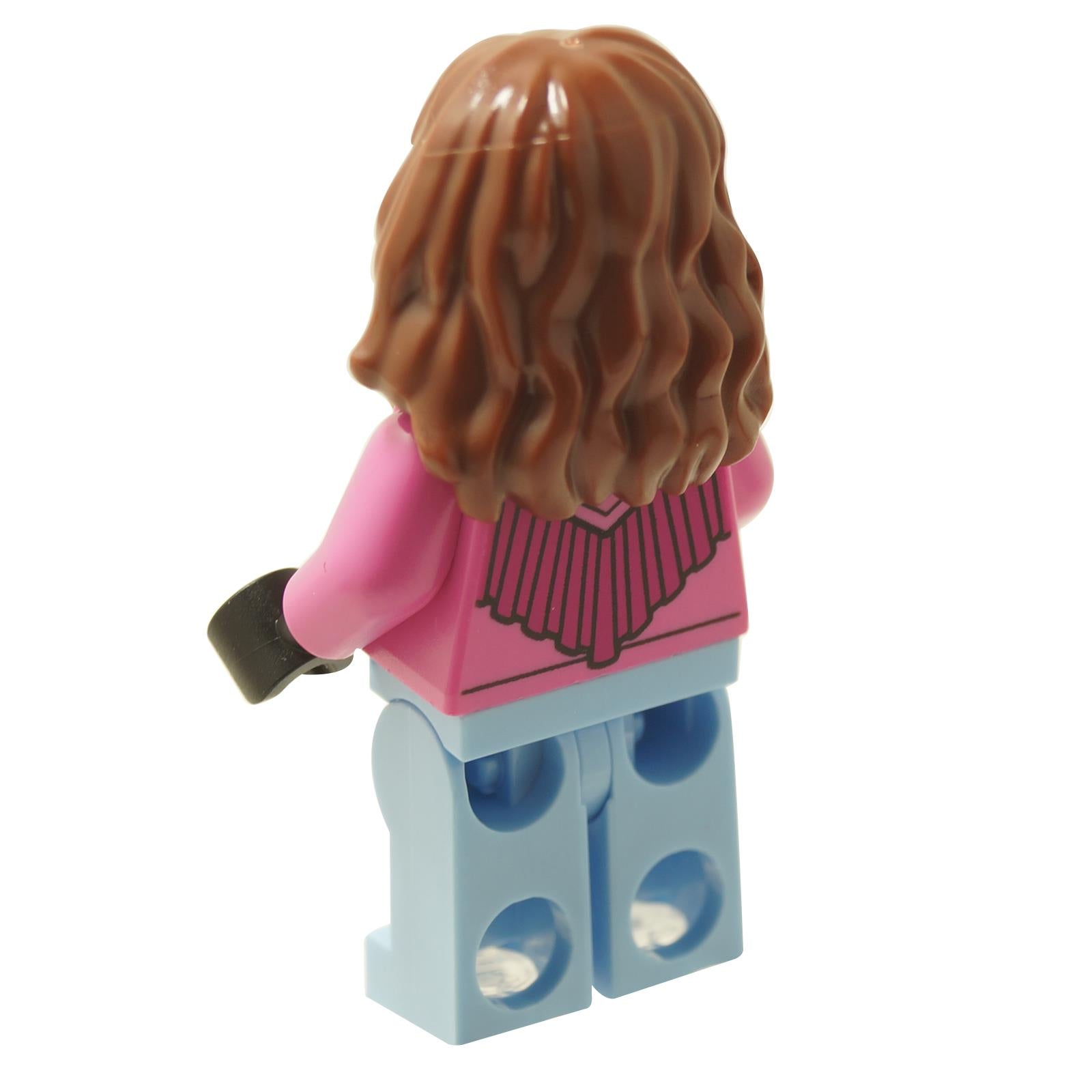 Vista trasera de Garrett LEGO® minifigura de Minecraft Movie (min216) del set 21272, mostrando cabello largo y chaqueta rosa con diseño de impresión en la parte trasera.