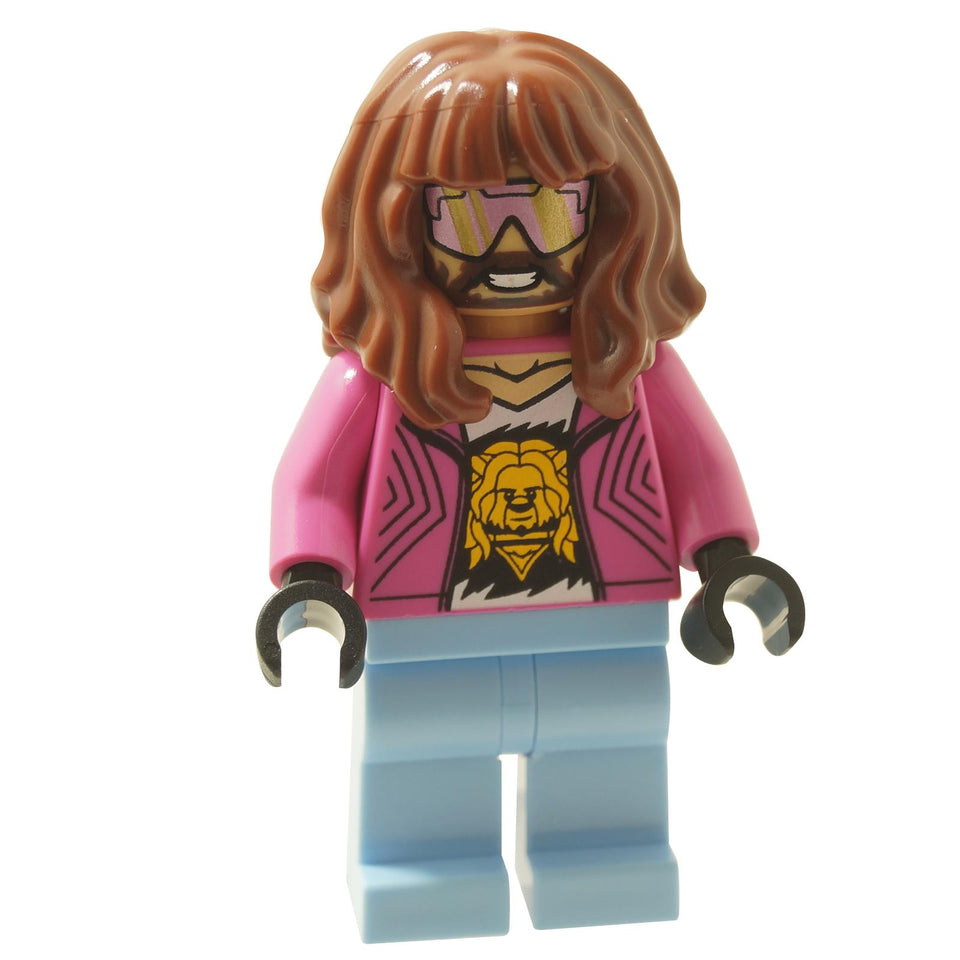 Vista frontal de Garrett LEGO® minifigura de Minecraft Movie (min216) del set 21272, con cabello largo castaño, chaqueta rosa con camiseta de estampado de león, piernas azul claro y gafas de sol.