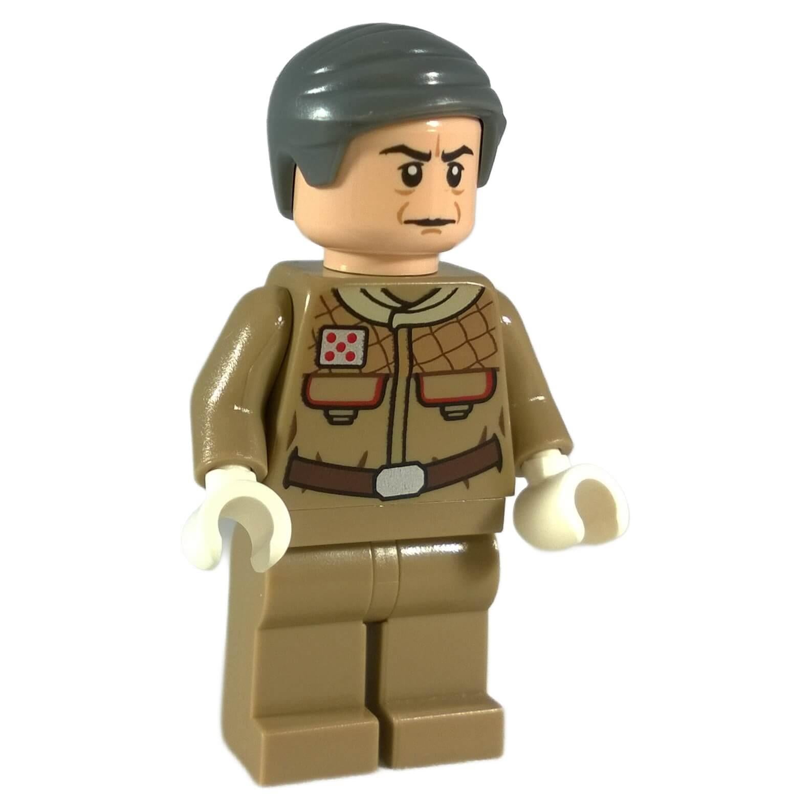 LEGO® Minifigure Star Wars Général Rieekan sw0460 portant un uniforme rebelle beige avec une ceinture marron et des cheveux gris.